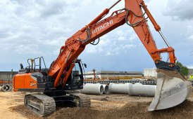 Hitachi Construction Machinery, l'escavatore cingolato ZX240-7 a lavoro a Udine